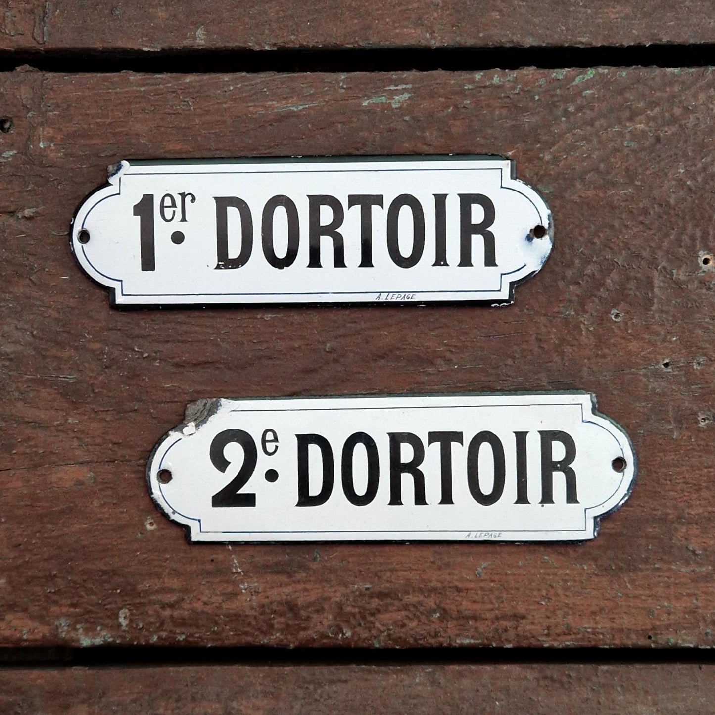Plaques émaillées « 1er Dortoir » et « 2e Dortoir »