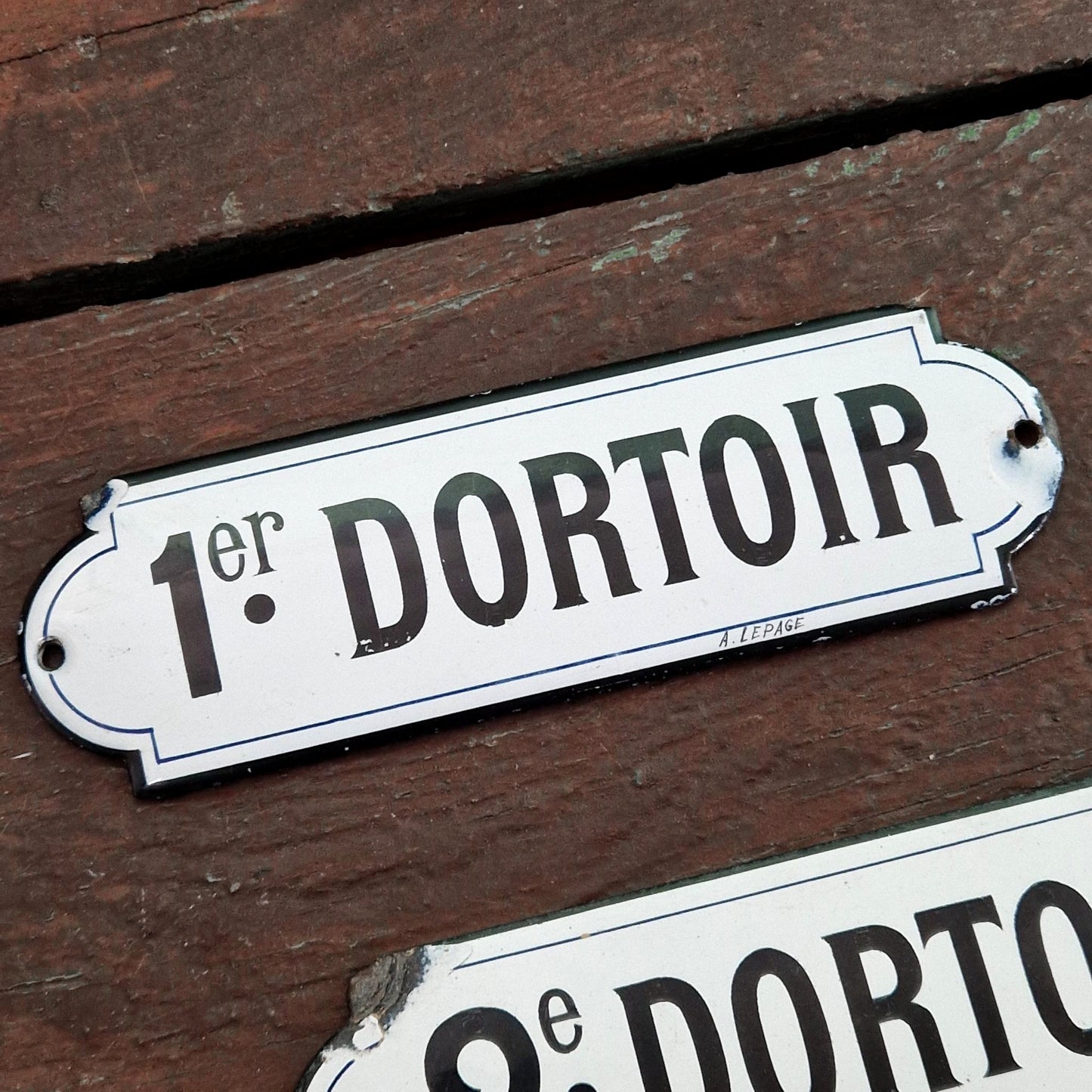 Plaques émaillées « 1er Dortoir » et « 2e Dortoir »
