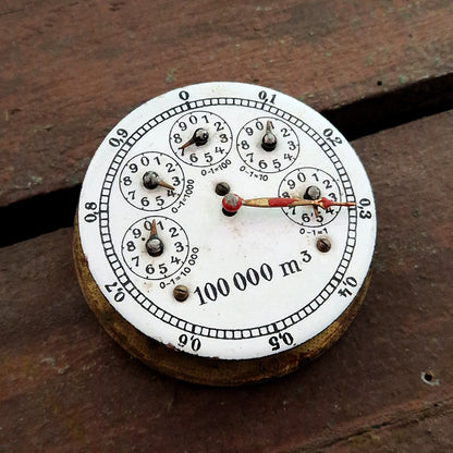 Compteur mécanique à cadran émaillé « 100 000 m³ »