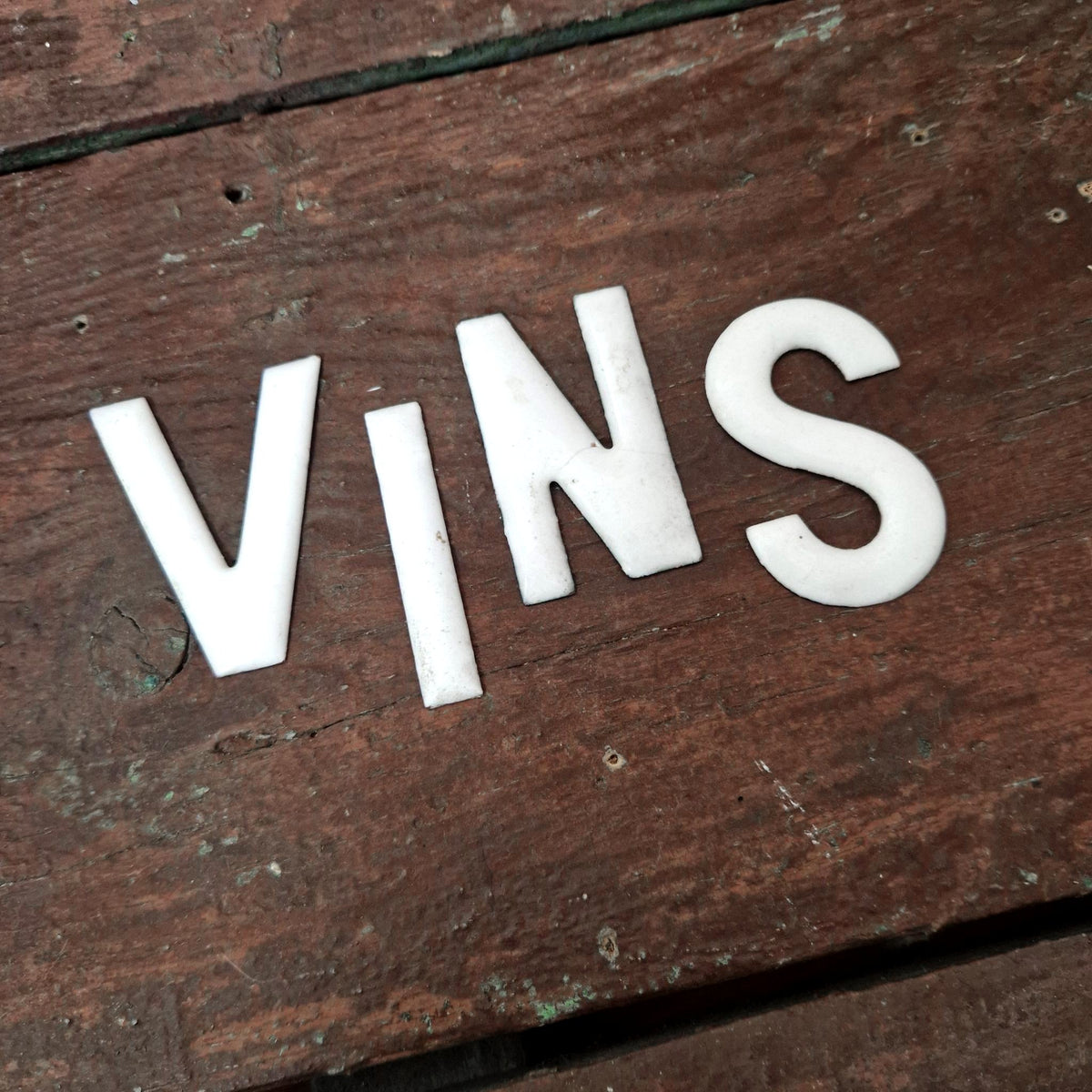 Anciennes lettres émaillées x4 - « VINS »