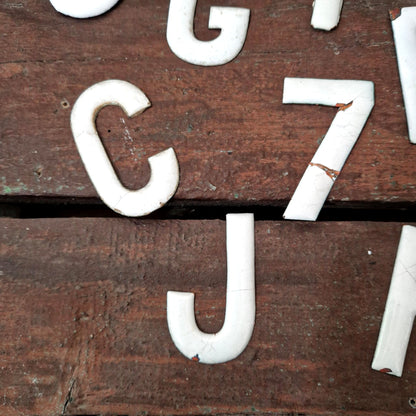Lot de 14 anciennes lettres émaillées diverses