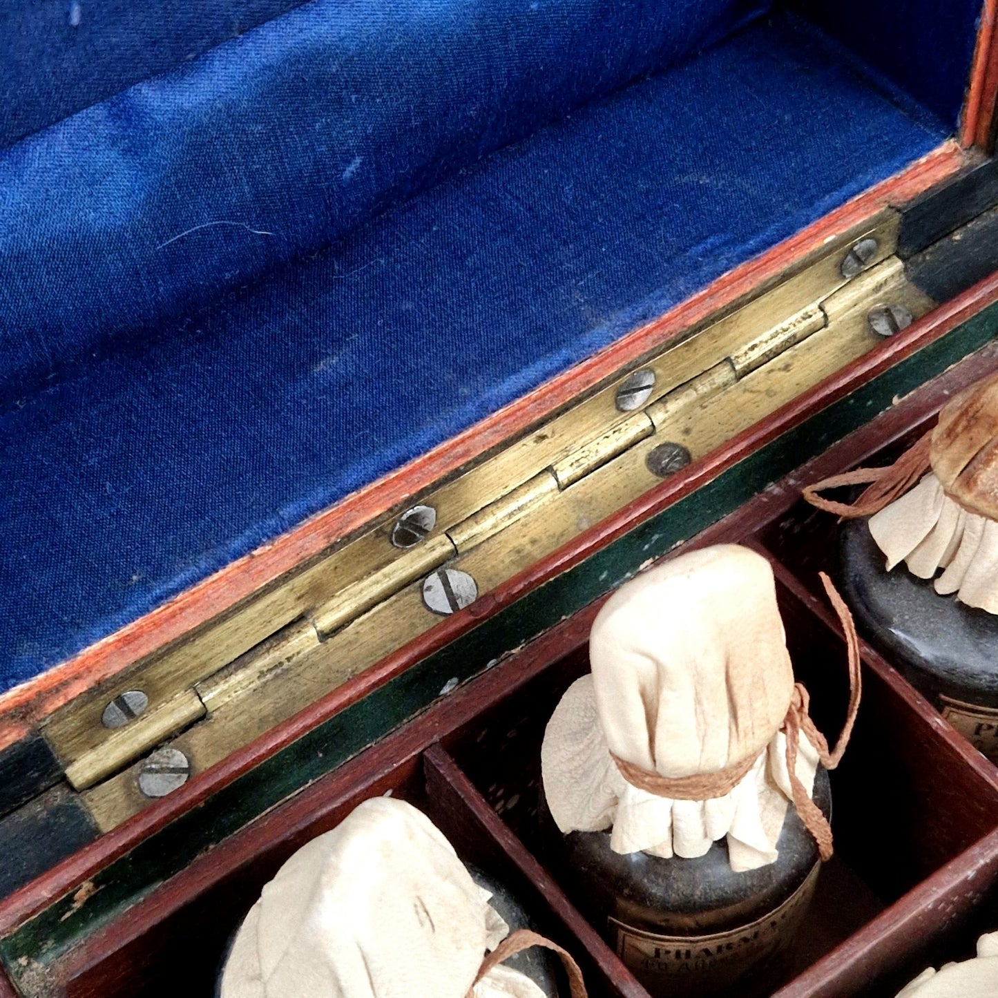 Coffret d'apothicaire ancien - Flacons de Remèdes XIXe