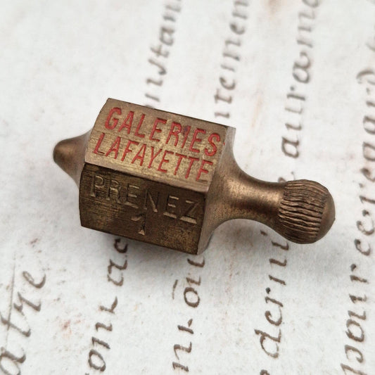 Toupie de comptoir en bronze « Galeries Lafayette »