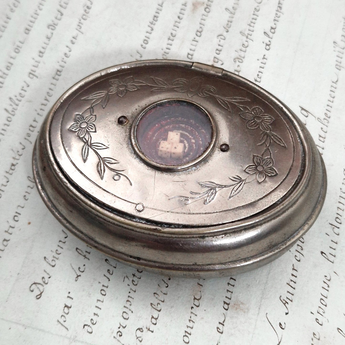 Boite en métal argenté avec jeu de dès 421