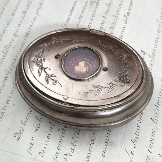 Boite en métal argenté avec jeu de dès 421