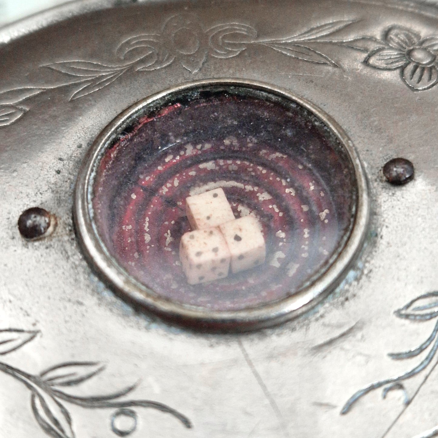 Boite en métal argenté avec jeu de dès 421