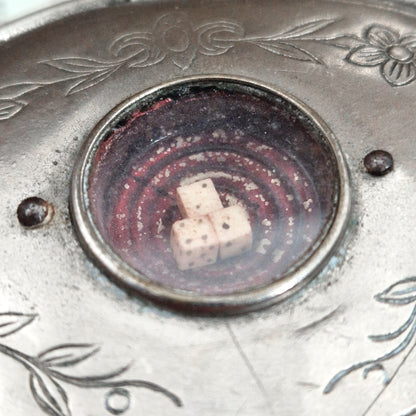 Boite en métal argenté avec jeu de dès 421