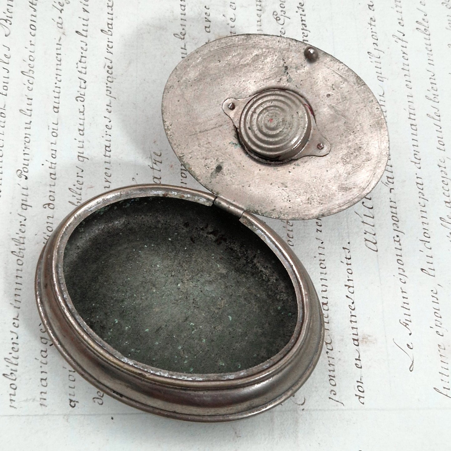 Boite en métal argenté avec jeu de dès 421