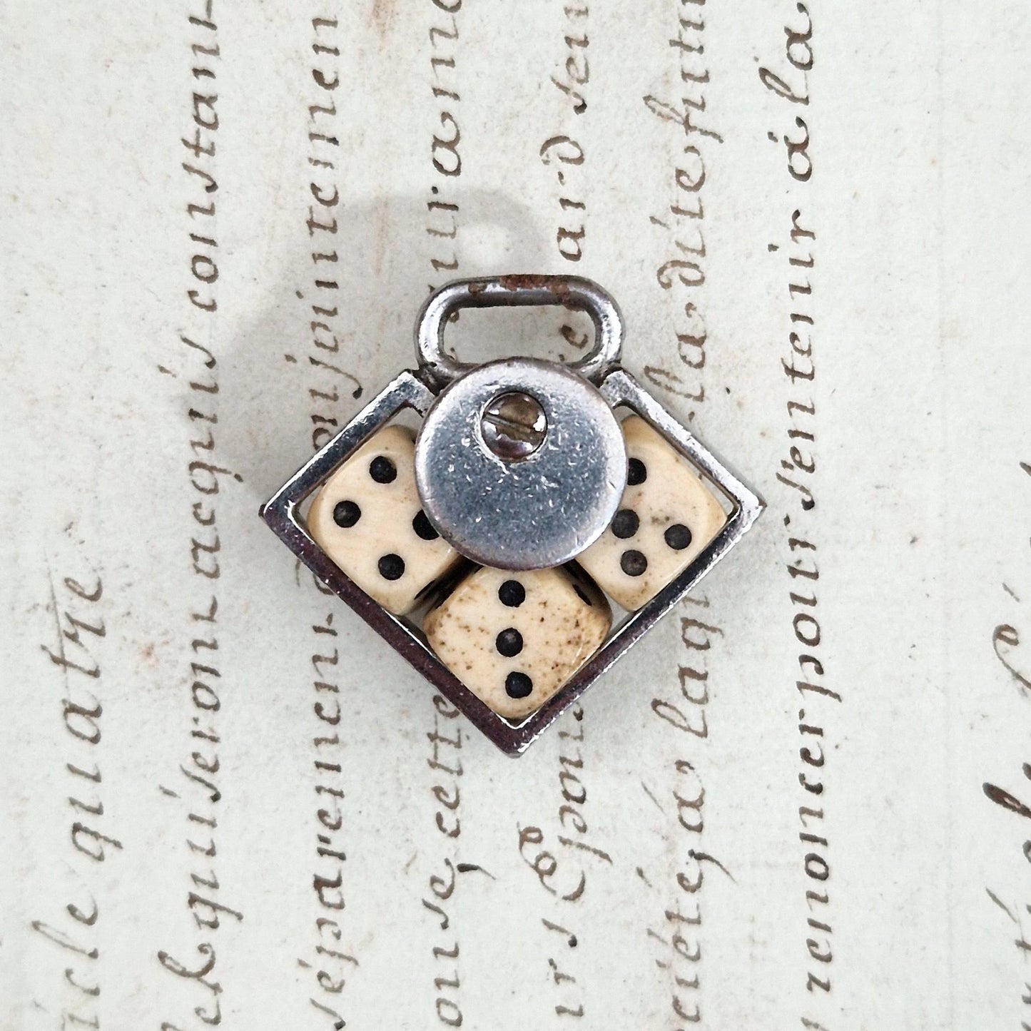 « Mini jeu de dés 421 en pendentif métal et os »