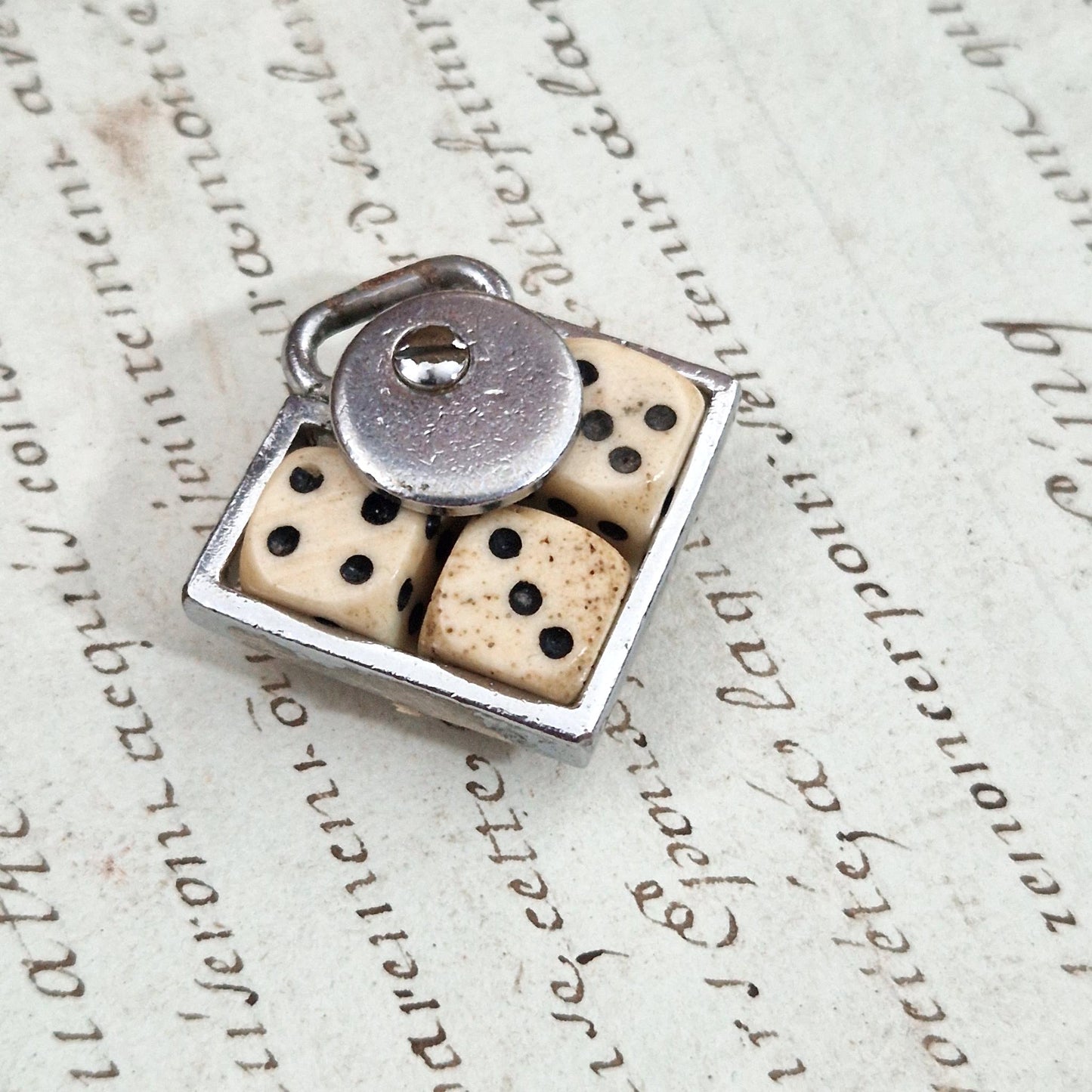 « Mini jeu de dés 421 en pendentif métal et os »