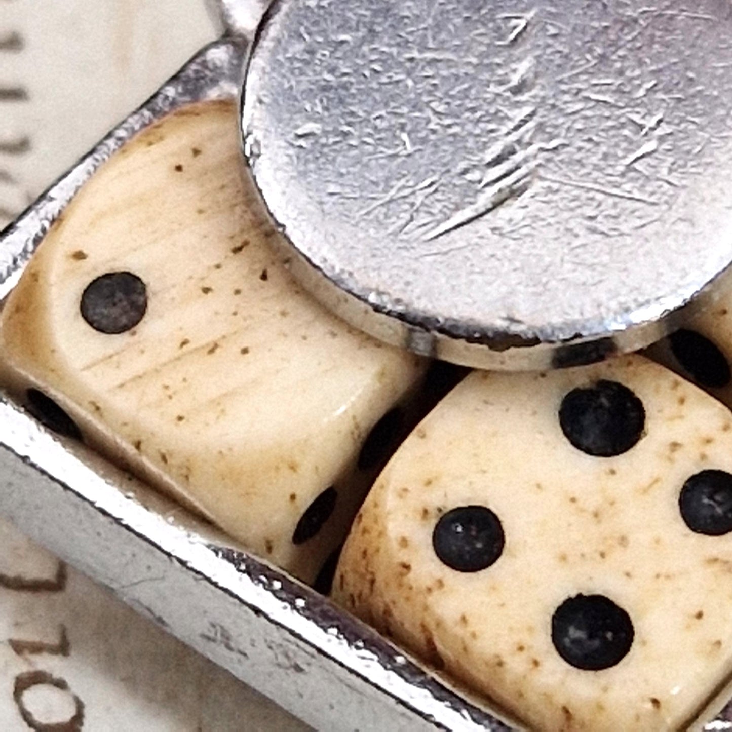 « Mini jeu de dés 421 en pendentif métal et os »