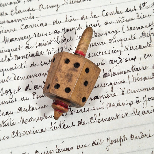 Ancienne Toupie dé en bois tourné ou « TOTON »