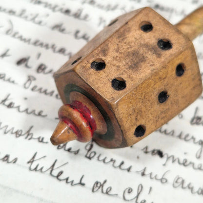 Ancienne Toupie dé en bois tourné ou « TOTON »