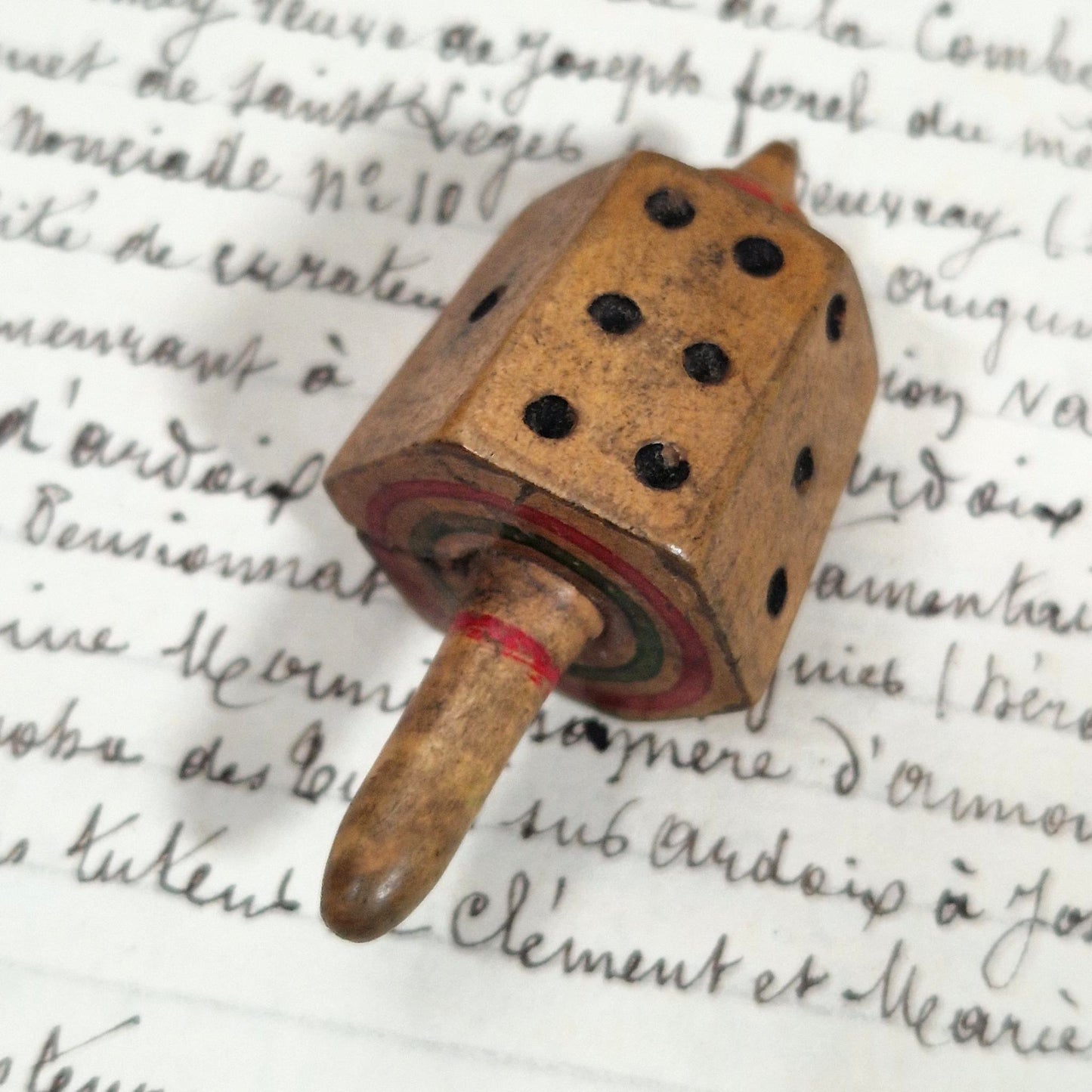 Ancienne Toupie dé en bois tourné ou « TOTON »