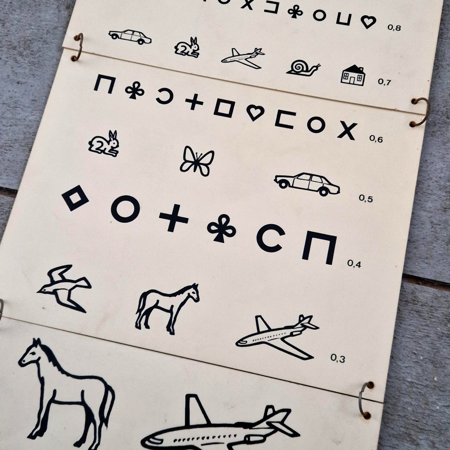 Ancienne échelle optométrique illustrée pour enfants et illettrés