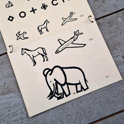Ancienne échelle optométrique illustrée pour enfants et illettrés