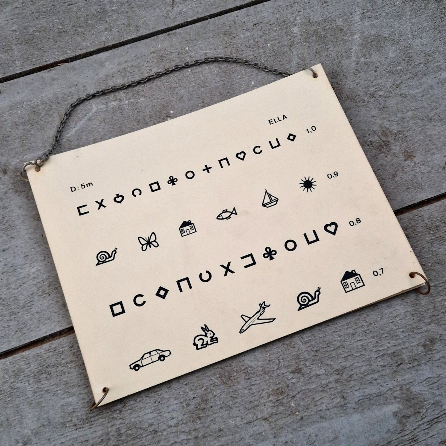 Ancienne échelle optométrique illustrée pour enfants et illettrés