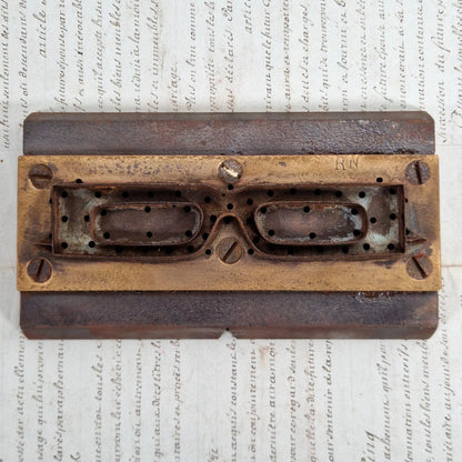 Moule ancien de monture de lunettes