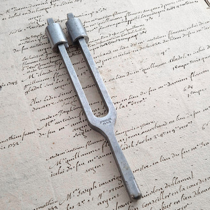 Diapason médical ancien « Spengler Paris 256 VD »