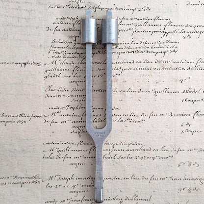 Diapason médical ancien « Spengler Paris 256 VD »