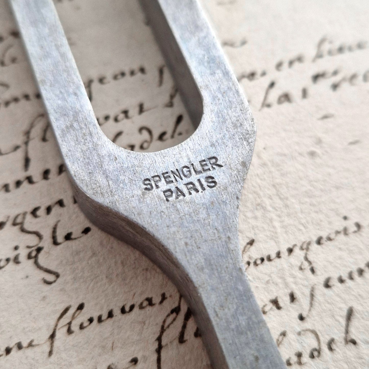 Diapason médical ancien « Spengler Paris 256 VD »