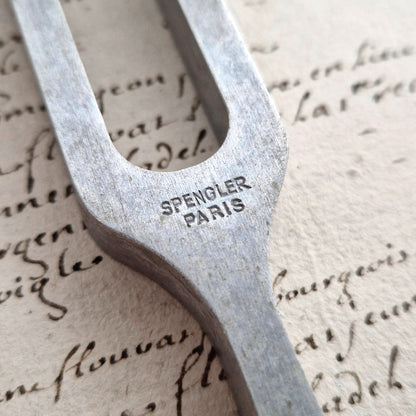 Diapason médical ancien « Spengler Paris 256 VD »