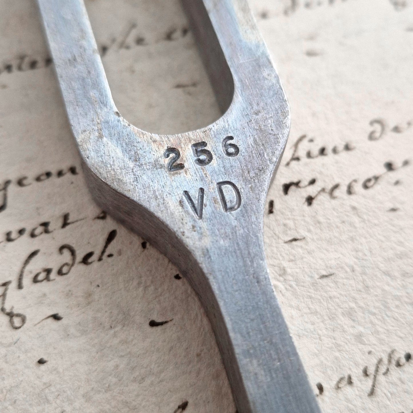 Diapason médical ancien « Spengler Paris 256 VD »