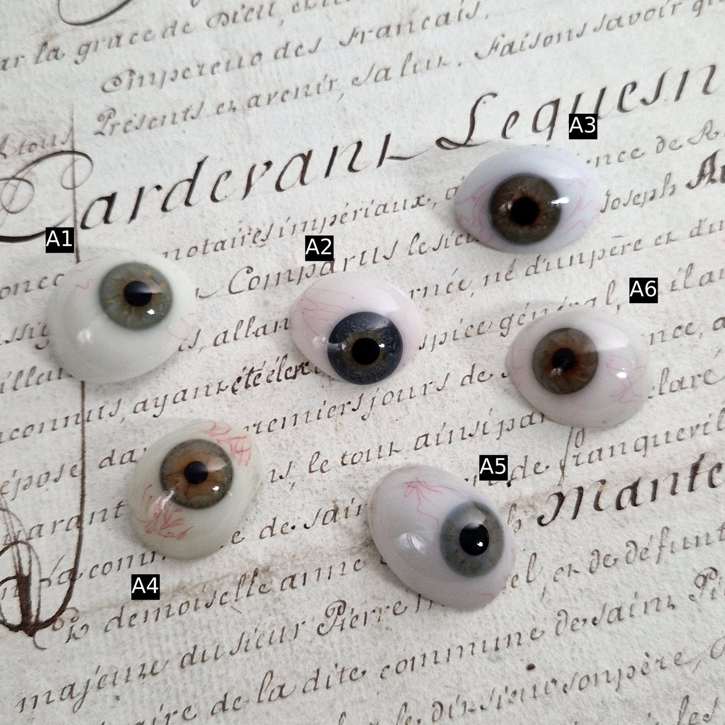 Prothèse oculaire ancienne en verre soufflé émaillé, Vers 1900