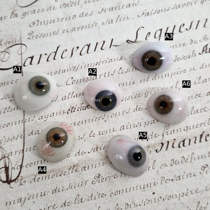 Prothèse oculaire ancienne en verre soufflé émaillé, Vers 1900