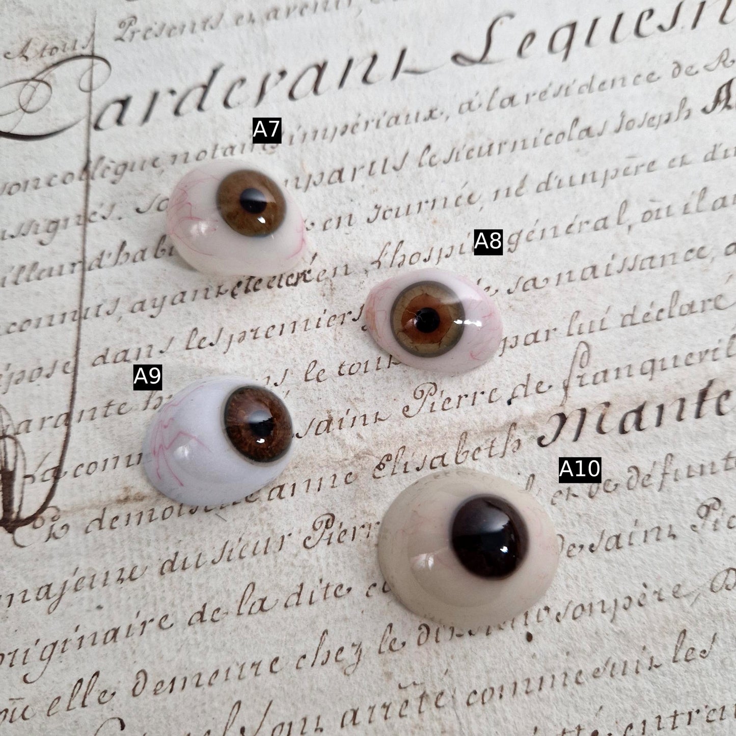Prothèse oculaire ancienne en verre soufflé émaillé, Vers 1900