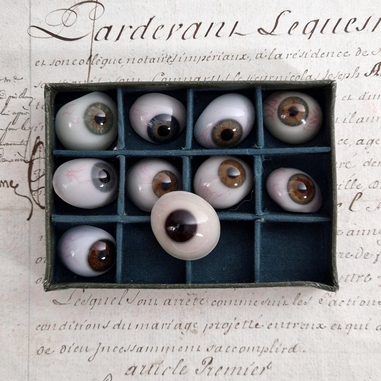 Prothèse oculaire ancienne en verre soufflé émaillé, Vers 1900