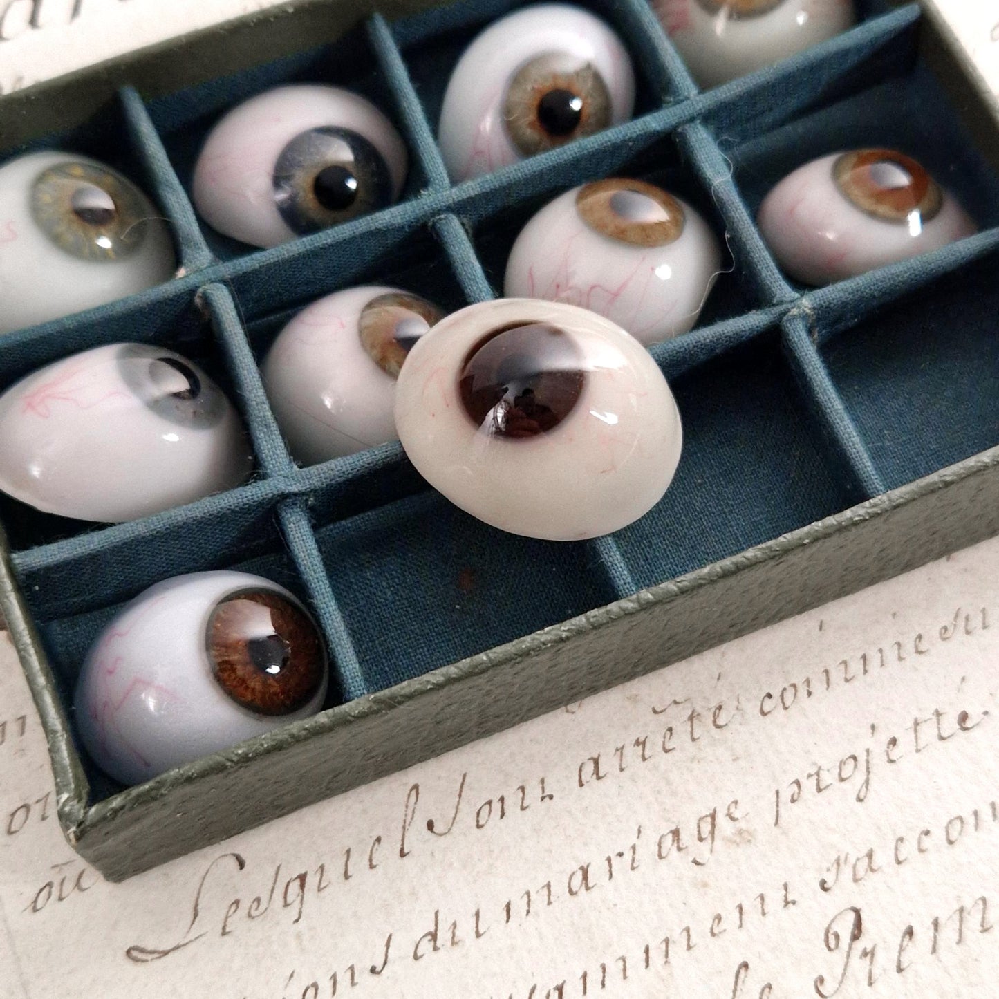 Prothèse oculaire ancienne en verre soufflé émaillé, Vers 1900