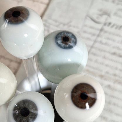 Collection de 5 ébauches de prothèses oculaires, vers 1900