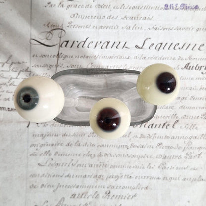 Ancienne ébauche de prothèse oculaire en verre soufflé