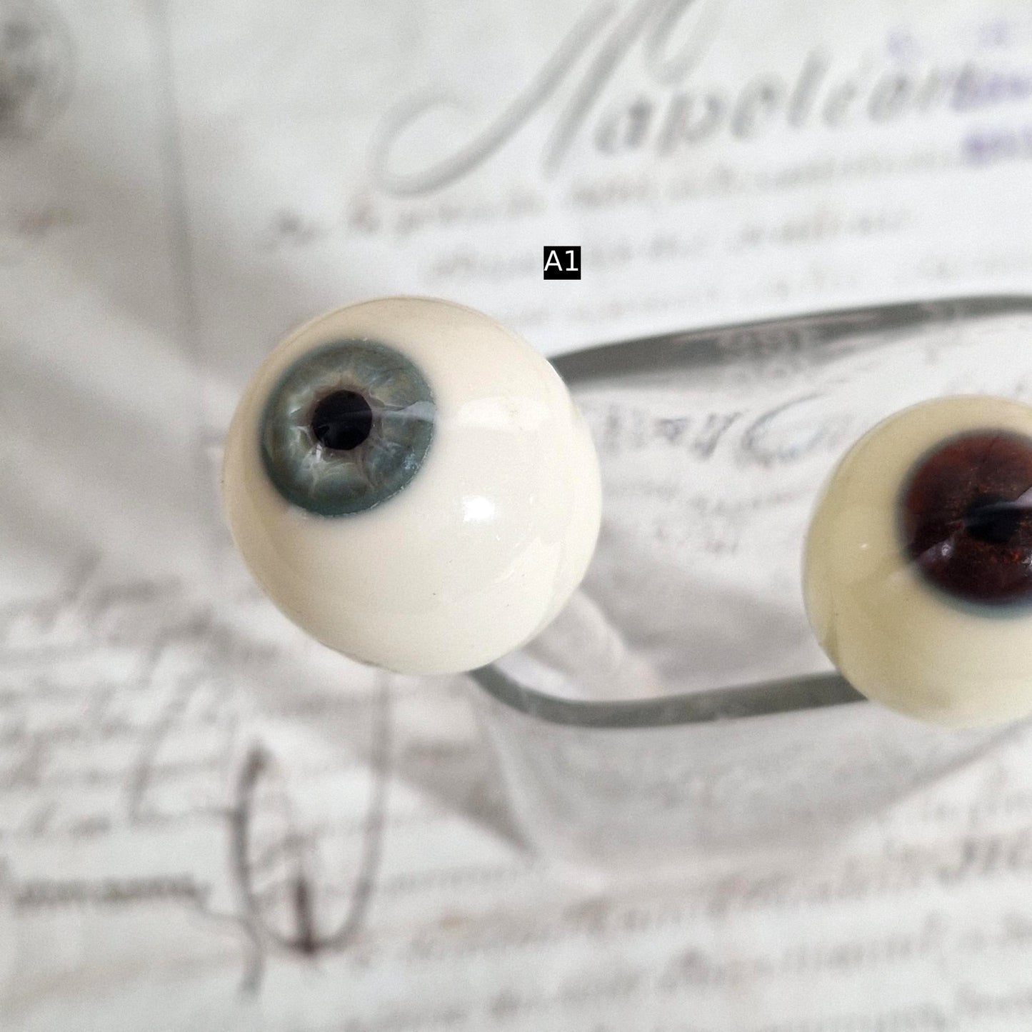 Ancienne ébauche de prothèse oculaire en verre soufflé