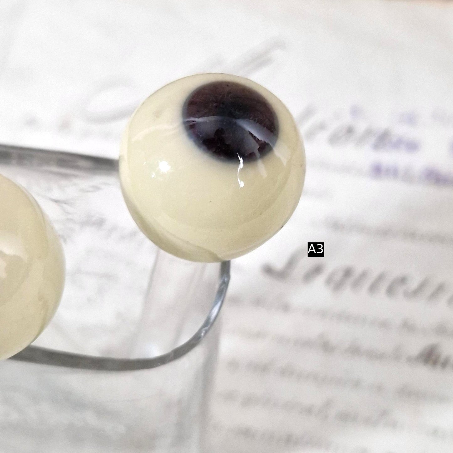 Ancienne ébauche de prothèse oculaire en verre soufflé