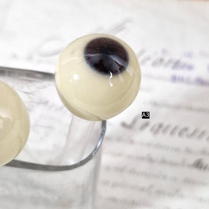 Ancienne ébauche de prothèse oculaire en verre soufflé