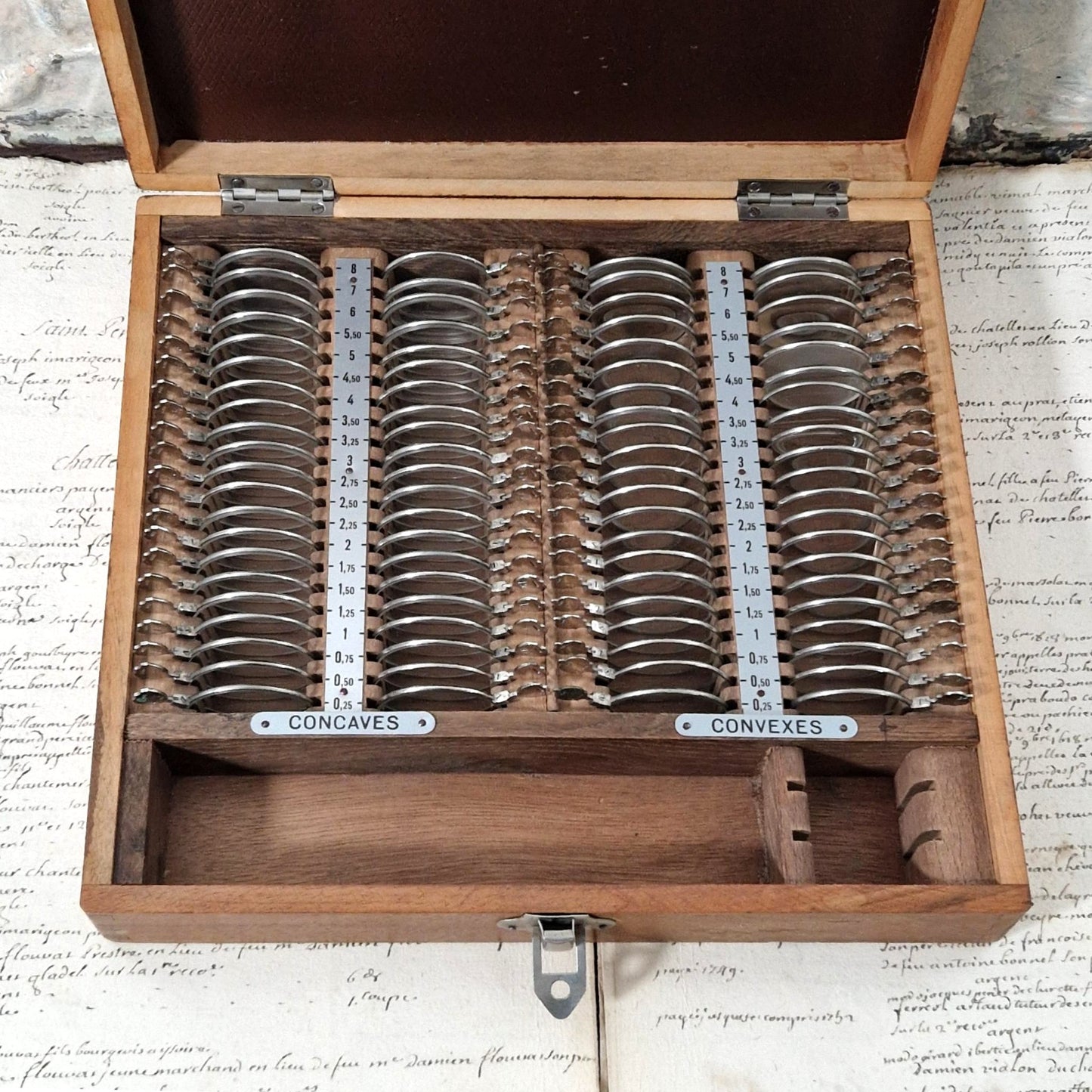Coffret ancien d’essai optique « Verres d’opticien »