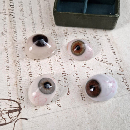 Coffret de 4 prothèses oculaires / œils de verre, Vers 1900