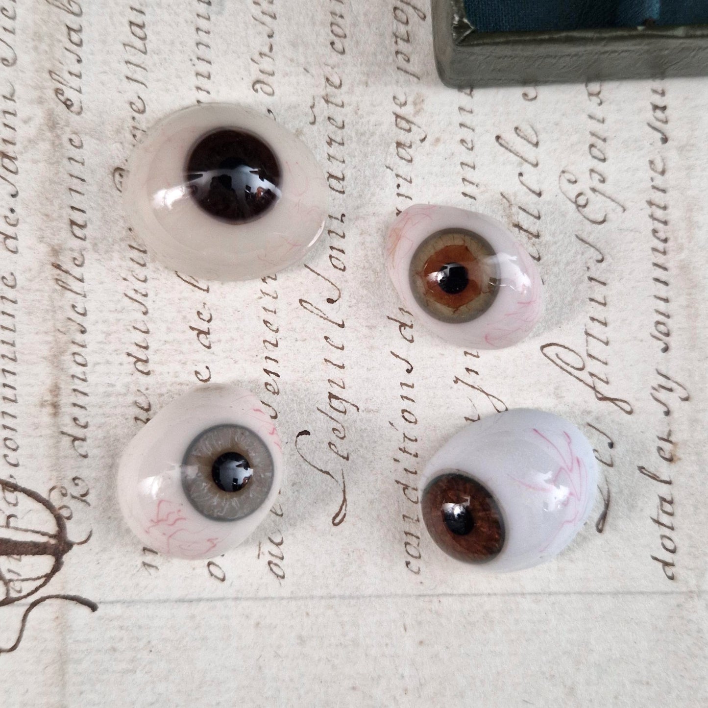 Coffret de 4 prothèses oculaires / œils de verre, Vers 1900