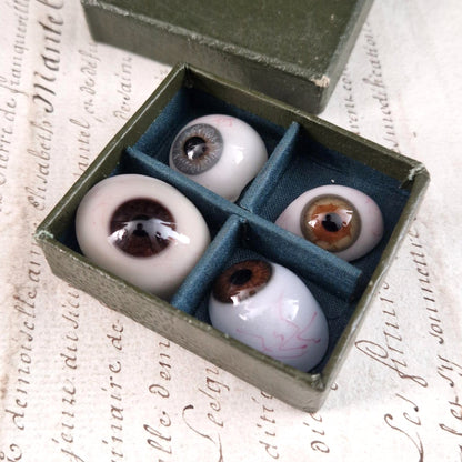 Coffret de 4 prothèses oculaires / œils de verre, Vers 1900