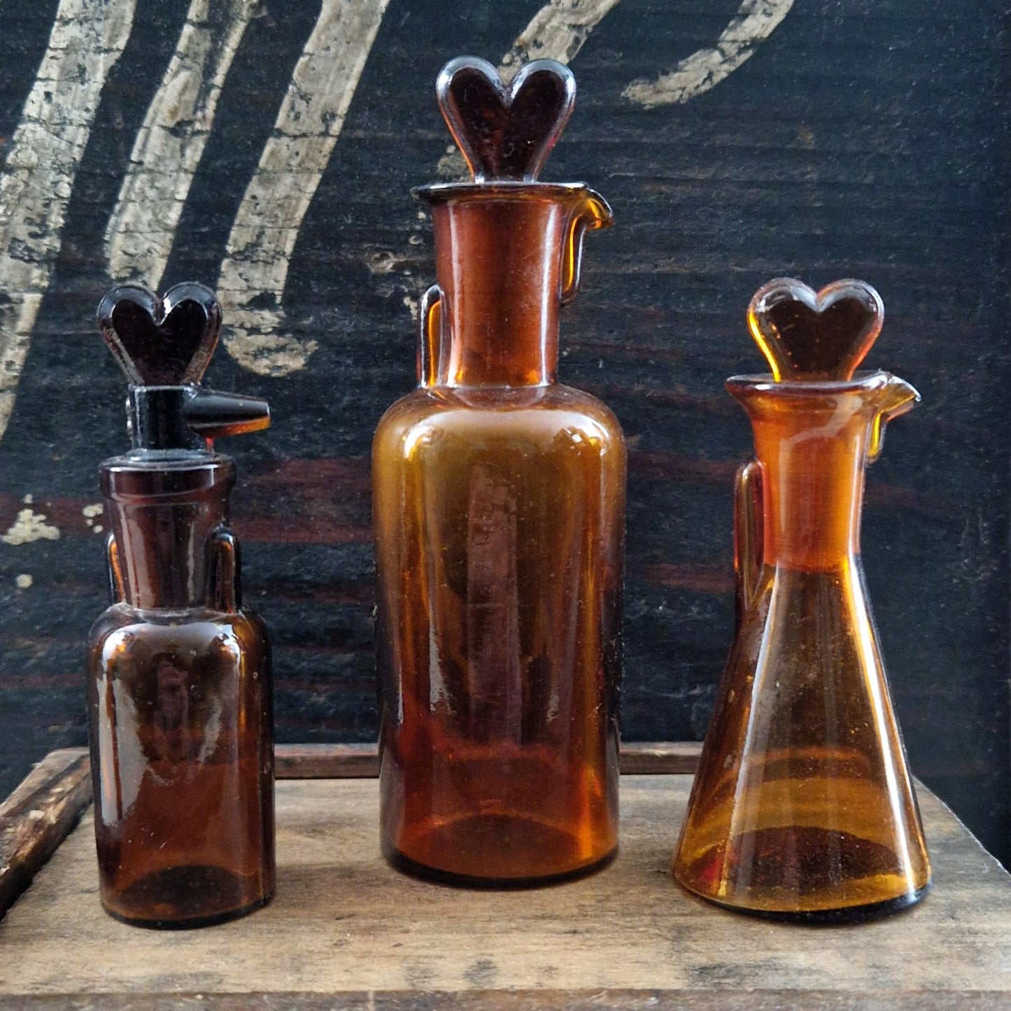 Flacons verseurs en verre ambré - Vers 1900