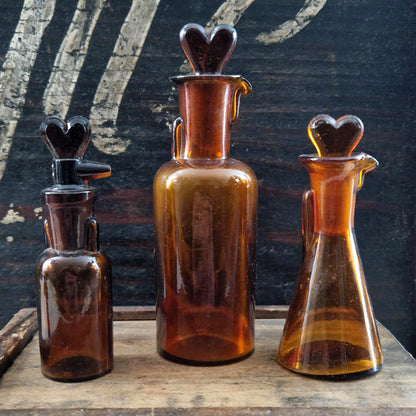 Flacons verseurs en verre ambré - Vers 1900