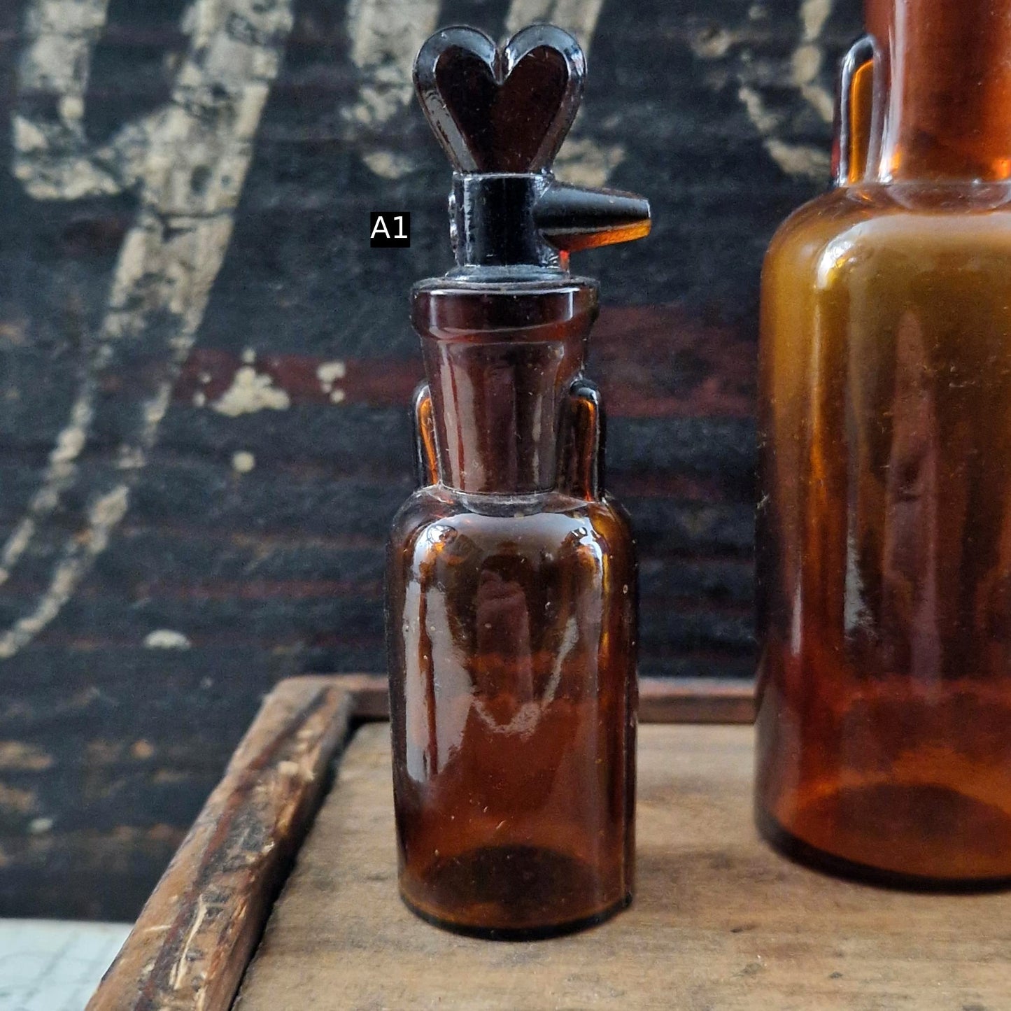 Flacons verseurs en verre ambré - Vers 1900