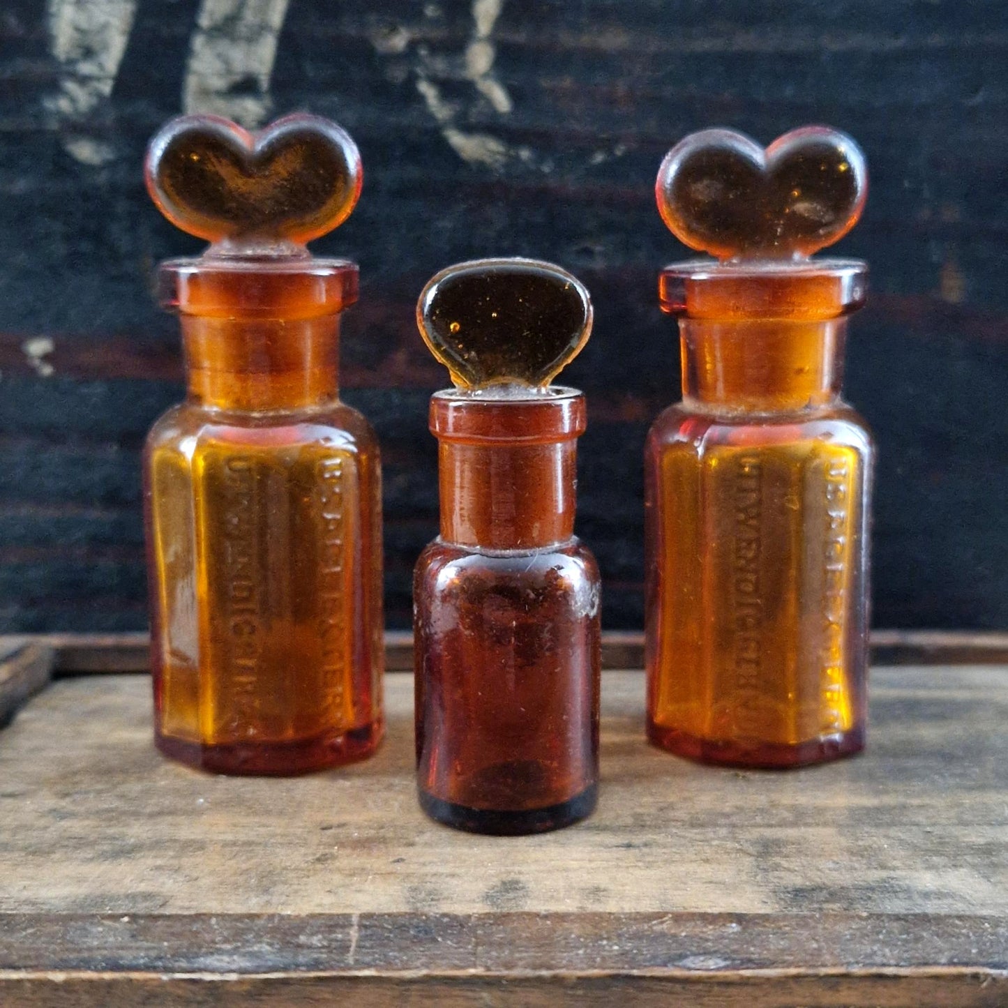 Lot de 3 anciens flacons en verre ambré
