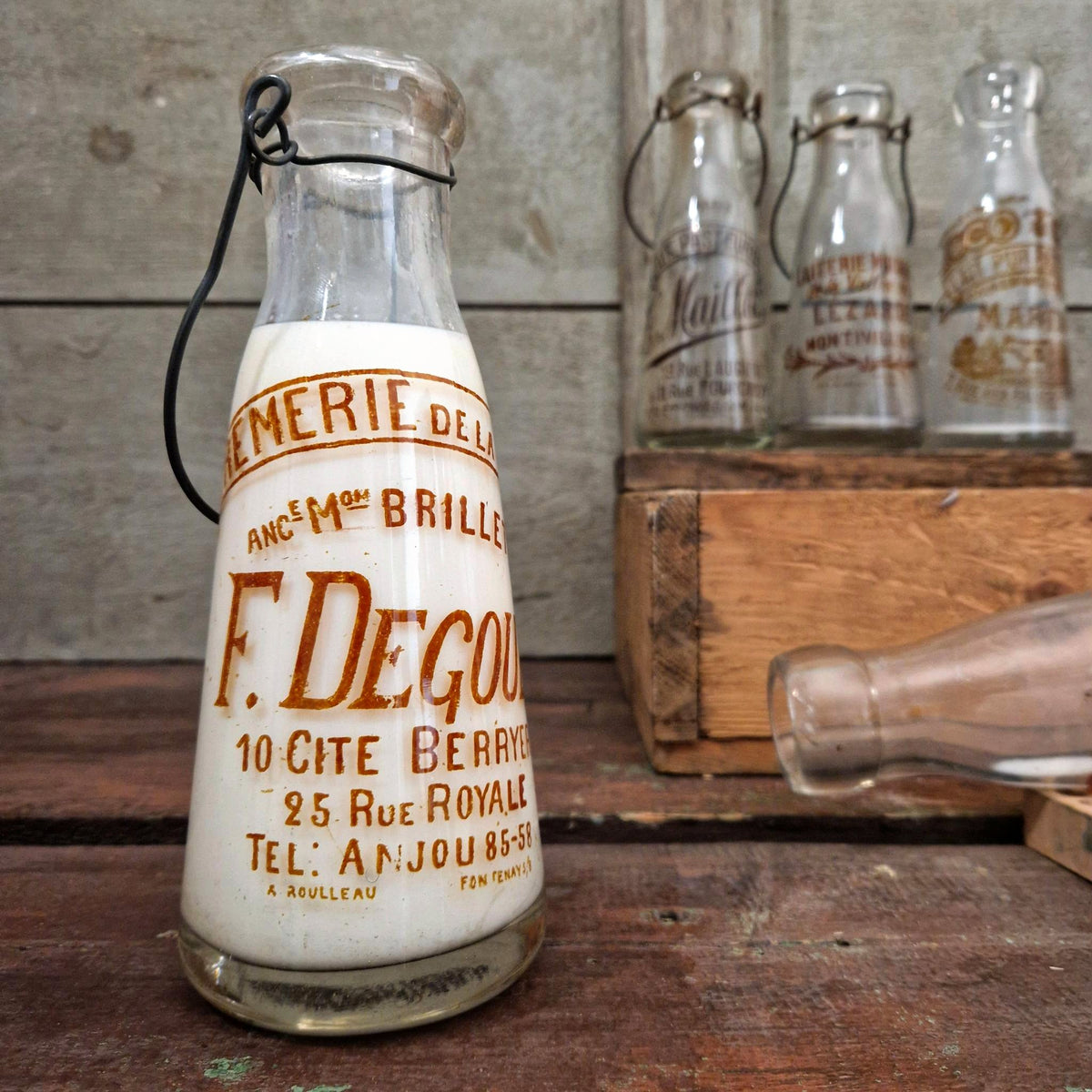 Bouteille de lait « F. Degoul, Crèmerie de la Cité » Paris