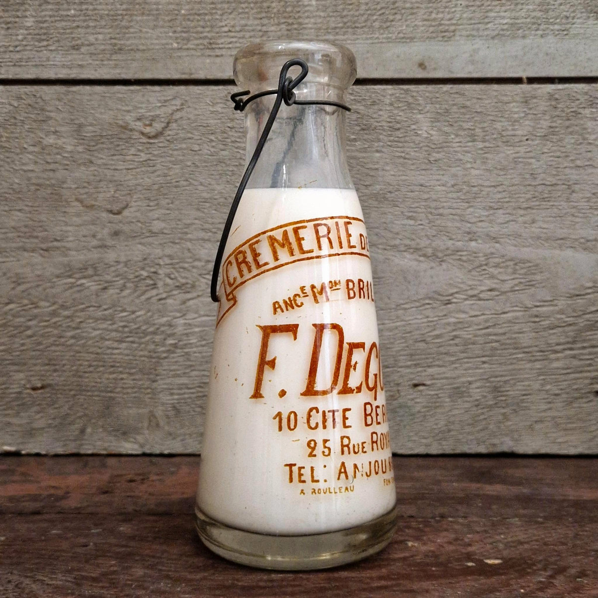Bouteille de lait « F. Degoul, Crèmerie de la Cité » Paris