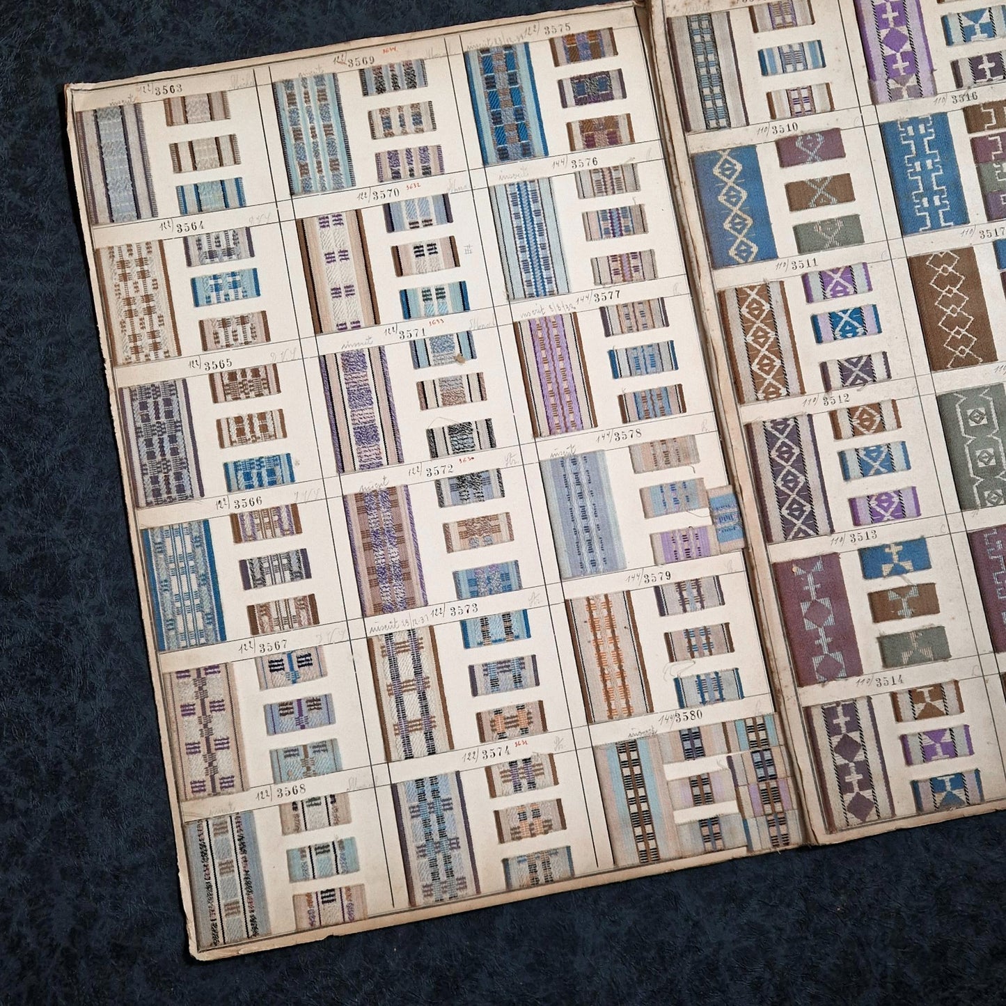 Ancien nuancier textile - 4 pages, motifs géométriques