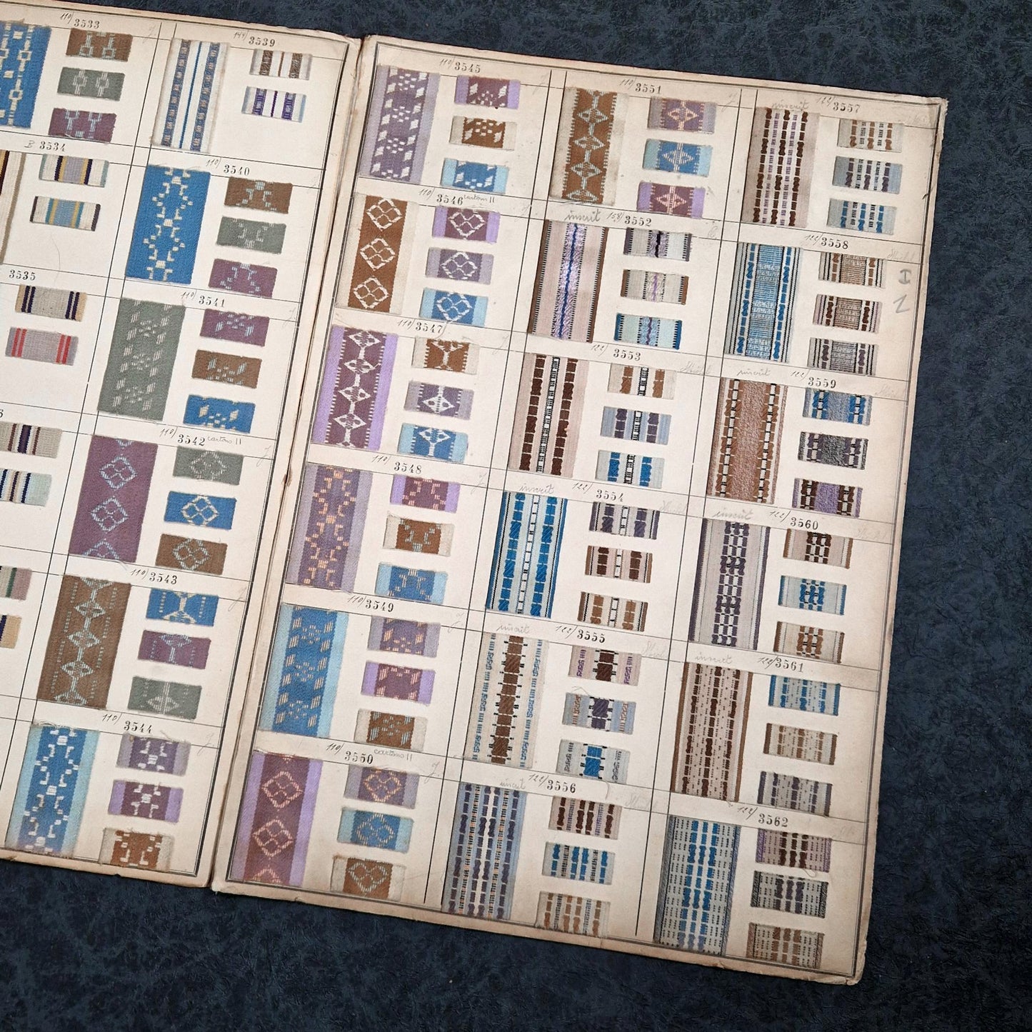 Ancien nuancier textile - 4 pages, motifs géométriques