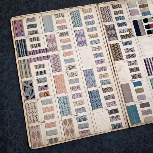 Grande planche dépliante, ~300 échantillons de tissus